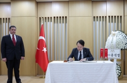 Yoon offers condolences to Turkish envoy during visit