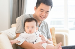 Korean fathers miss out on OECD's longest paternity leave