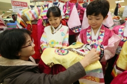 [Weekender] Korea strives to revive fading interest in traditional clothes
