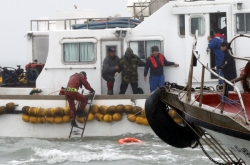 [Ferry Disaster] Rescuers enter interior of sunken ferry