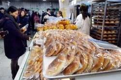 [Weekender] Grab-n-go snacks lure commuters at Korea’s subway stations