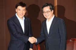 Finance minister, BOK chief meet over economic conditions