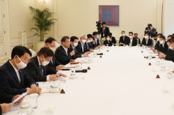Moon meets leaders of business, labor groups, says pandemic-led economic crisis to continue