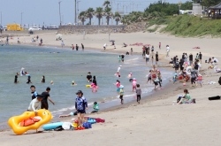 Congestion alert system to run at beaches amid eased social distancing