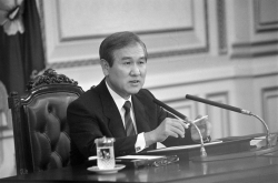 Moon's office faces dilemma over state funeral for ex-leader Roh
