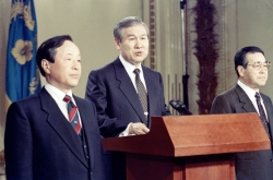 Cabinet to discuss proposal to hold state funeral for late ex-President Roh