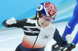 Moon congratulates short tracker Choi on winning gold in women's 1,500m