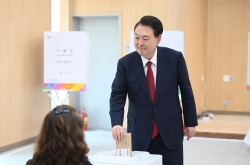 Koreans head to polls for early voting amid record-high turnout