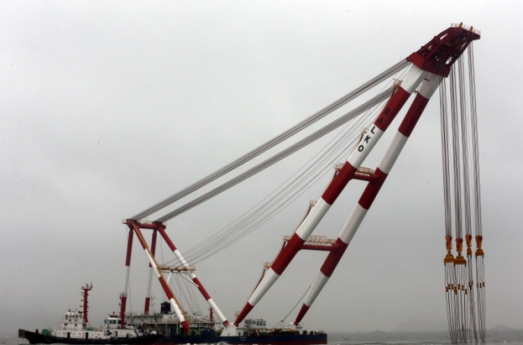 [Ferry Disaster] Four cranes arrive to pull up ferry