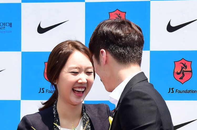박지성 기자회견, 약혼녀 김민지 깜짝 등장...함박 웃음 “행복하게 해줄게♥”
