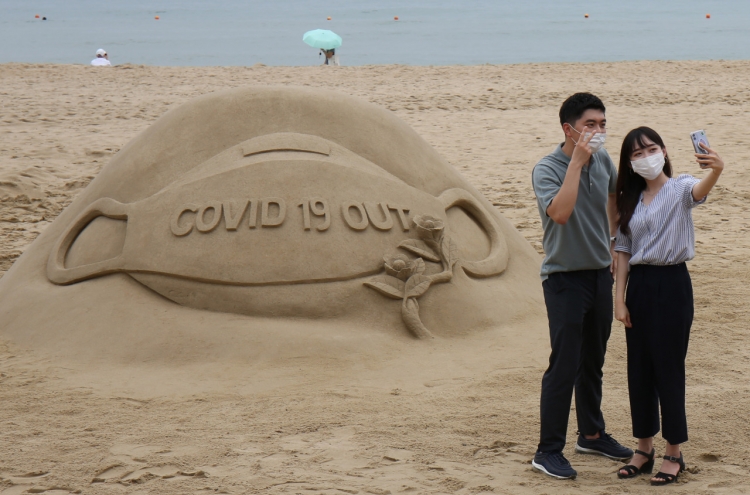 [Photo News] Haeundae’s sand sculpture wears a mask