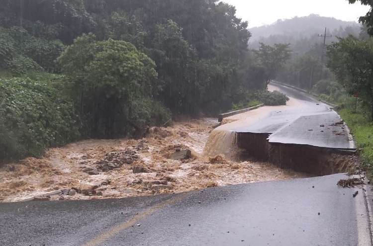 Heavy rains lash S. Korea, leaving 5 dead, 8 missing