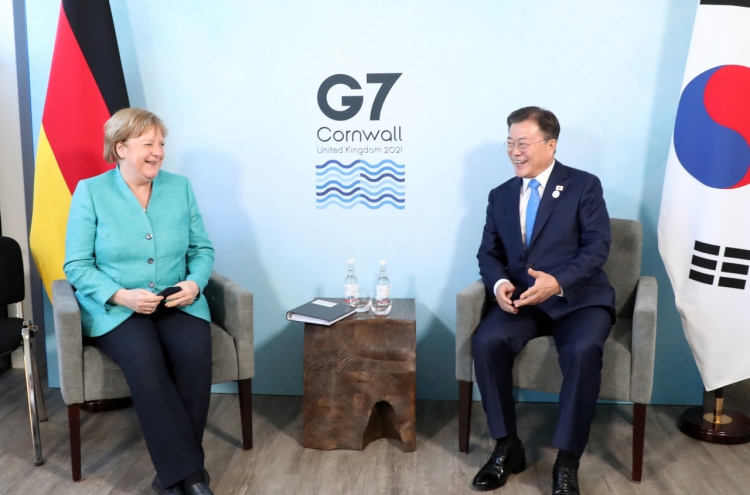 Moon, Merkel agree to cooperate on equitable global vaccinations