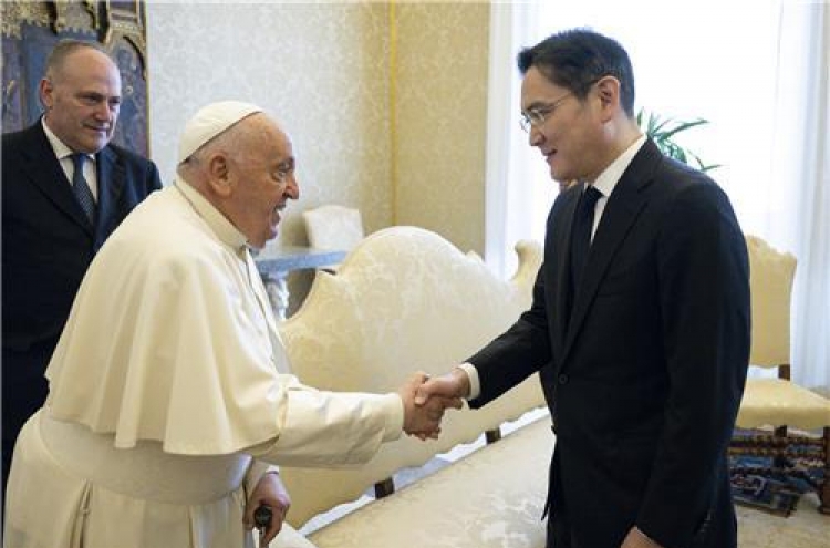 Samsung chief returns from Europe after meeting with Pope, business leaders