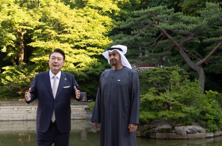 Yoon, UAE president stroll through palace, have dinner