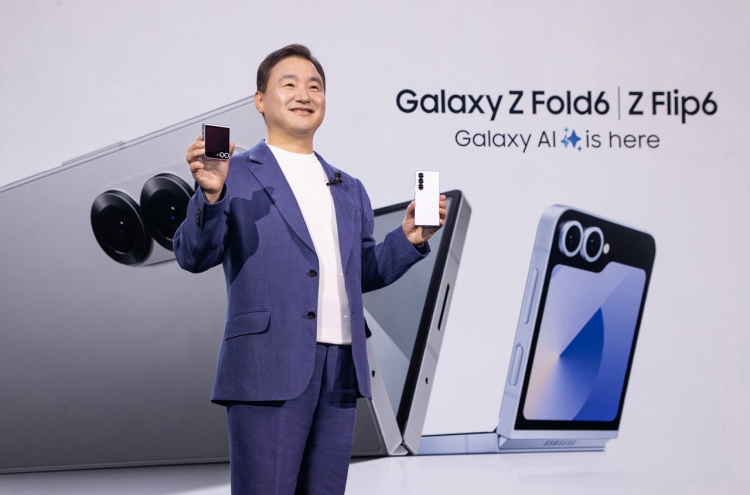 Samsung unveils slimmer AI-powered foldable phones