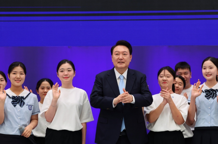 Yoon promises incentives for companies hiring NK defectors