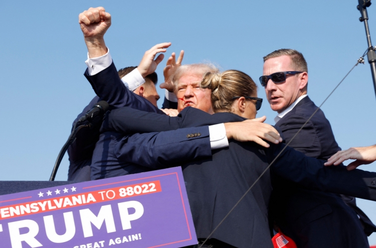 Trump shot in ear at campaign rally