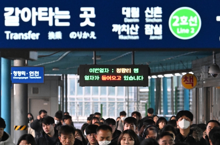 Crowded public transport, long commutes top stressors for Seoul, Gyeonggi workers: survey