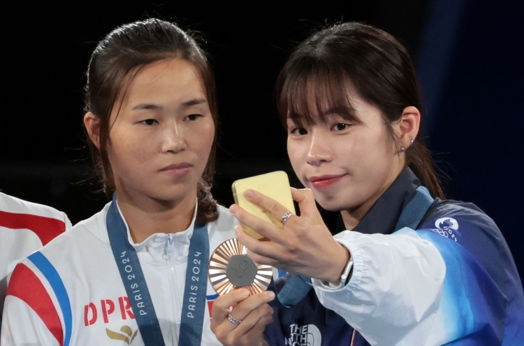 [Photo News] More photos of two Koreas' Olympians together