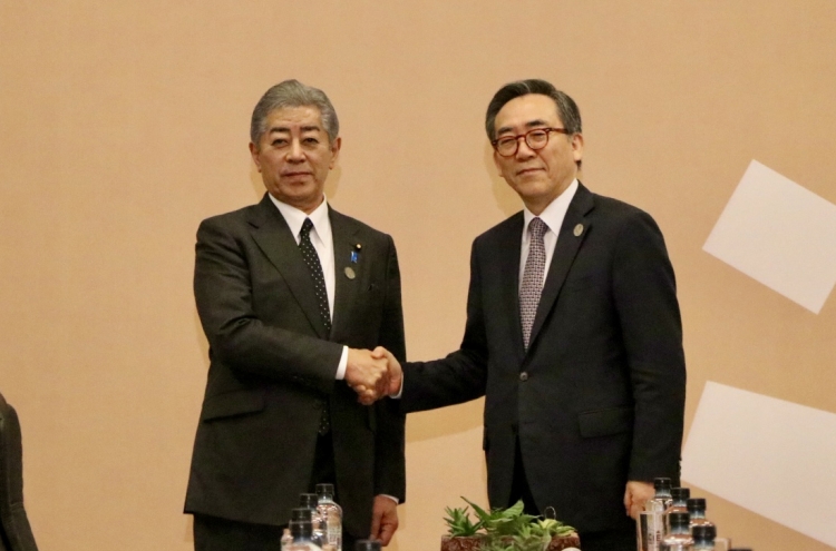 Top diplomats of S. Korea, Japan hold talks on sidelines of APEC summit in Peru