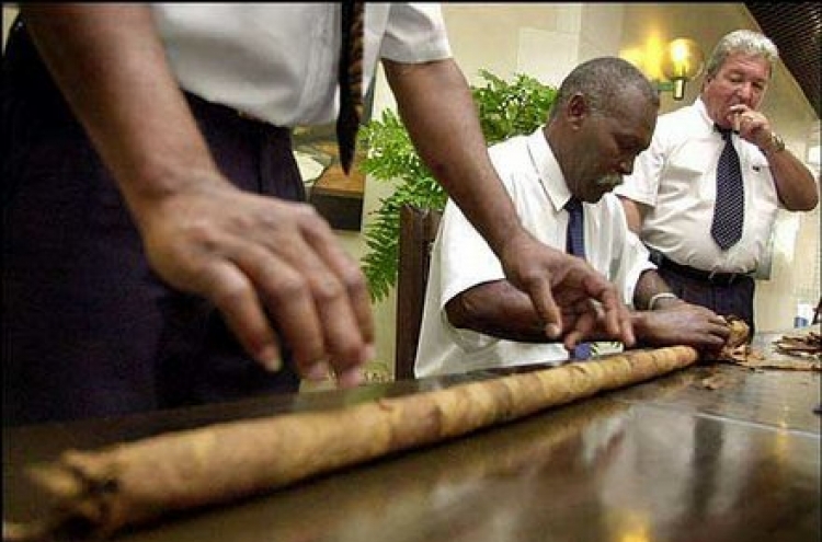 Cuban rolls worlds longest cigar