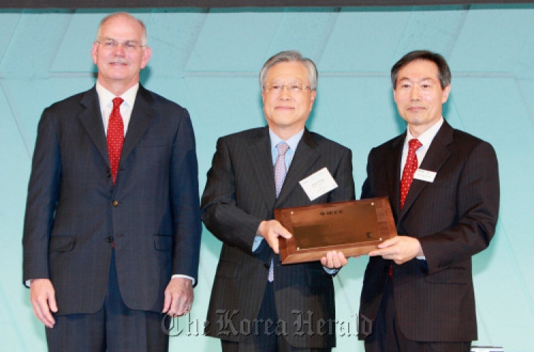 KT chief receives IT award