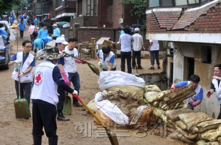 Citizens flock to aid rain-hit areas