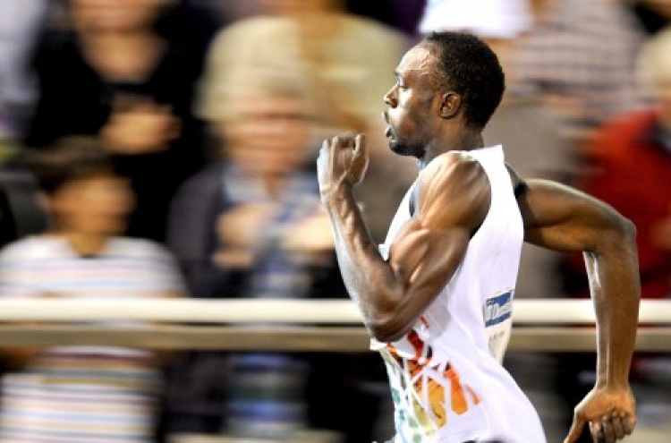 Bolt rumbles to take 200m