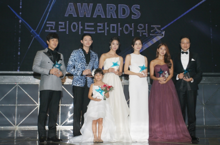 [Photo News] Lee Bo-young wins 2013 Korea Drama Awards