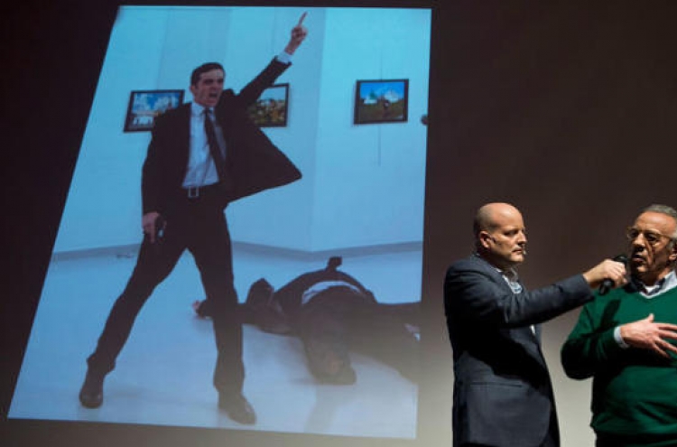 Image of Turkish assassin wins World Press Photo award