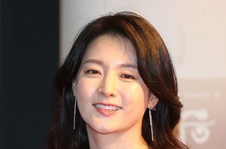 Actress Lee Young-ae donates to local hospital