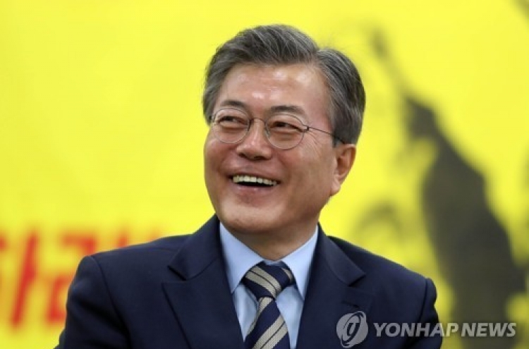 Moon maintains lead in presidential poll as liberals fight for second place