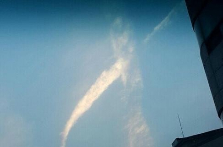 ‘Sewol ribbon’ cloud highlights salvage operation