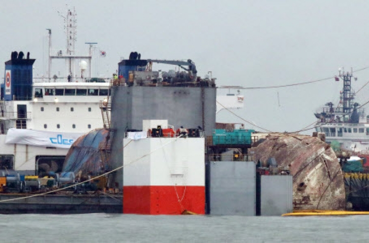 Sewol ferry safely placed on semisubmersible ship