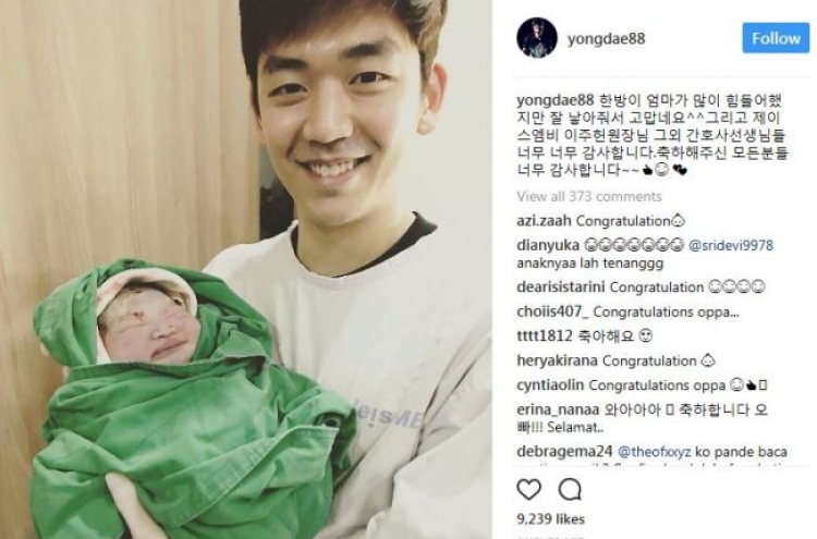 Badminton star Lee Yong-dae welcomes daughter