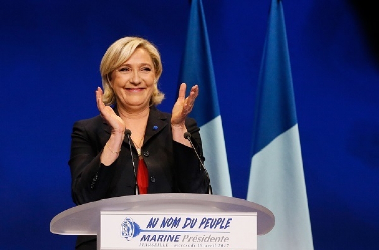 French presidential hopefuls wrap up campaigns in tight race