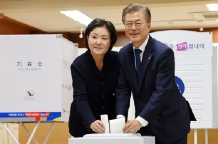 [Election 2017] Favorite Moon Jae-in casts his vote