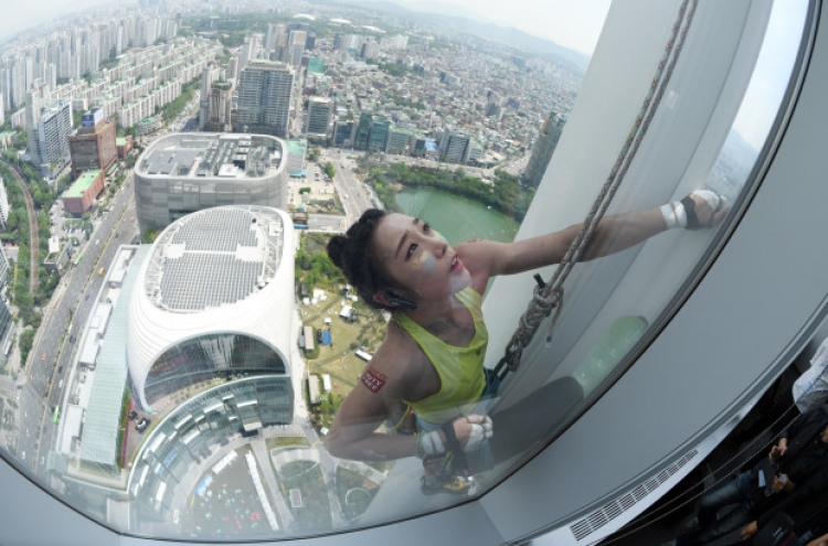 S. Korean female climber reaches top of tallest building