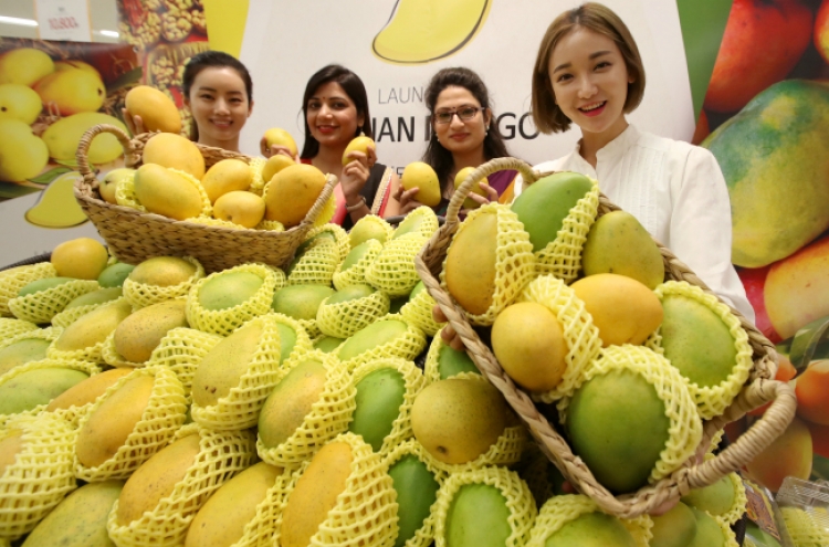 [Photo News] Mangoes from India are sold at E-mart's discount chain stores