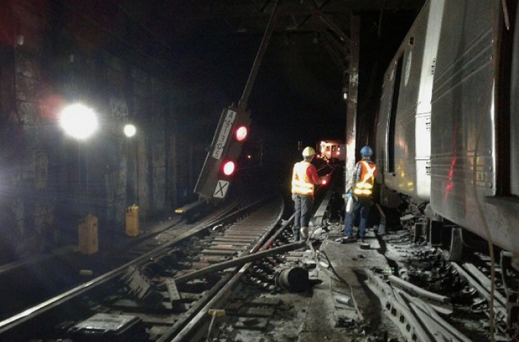 Subway train derails, scaring passengers and injuring dozens