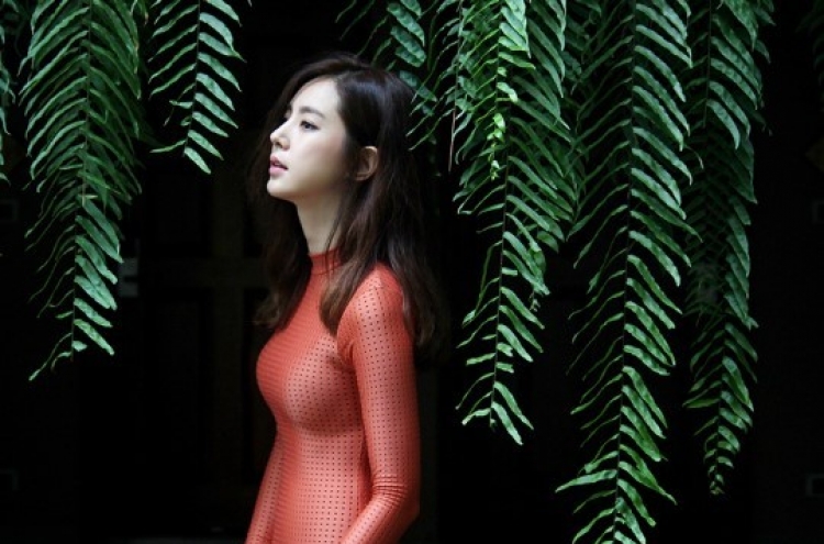 [Photo News] Han Chae-ah looks fashionable and cool in swimwear photo shoot