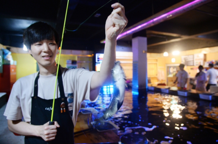[Weekender] Fishing cafes hook young Koreans