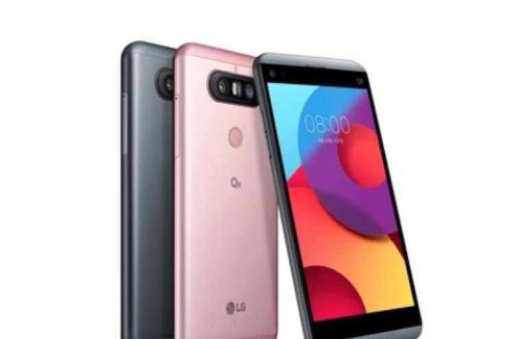 LG Electronics showcases mid-end handset, Q8
