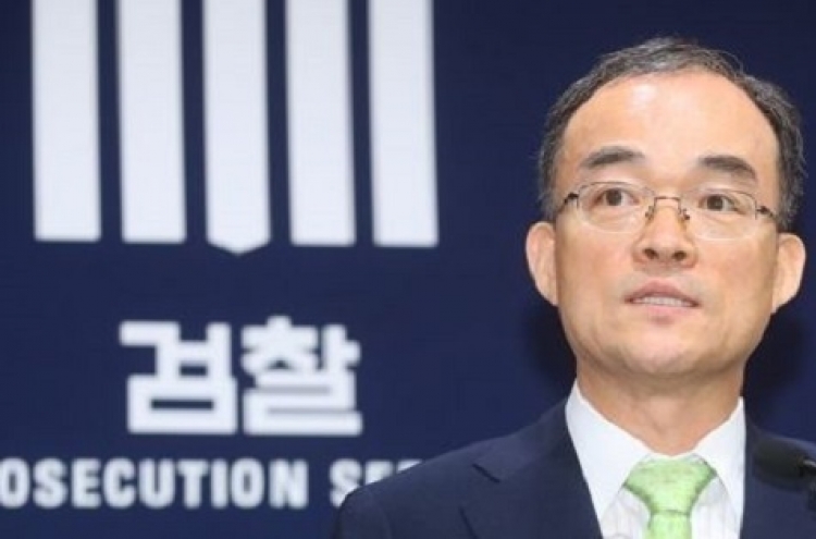 Top prosecutor apologizes over coercive probes in past political cases