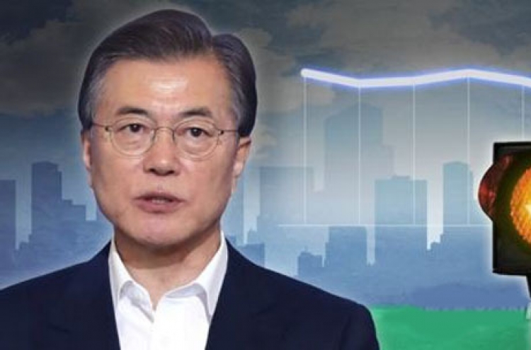 Moon's approval rating slips further amid growing tension with N. Korea
