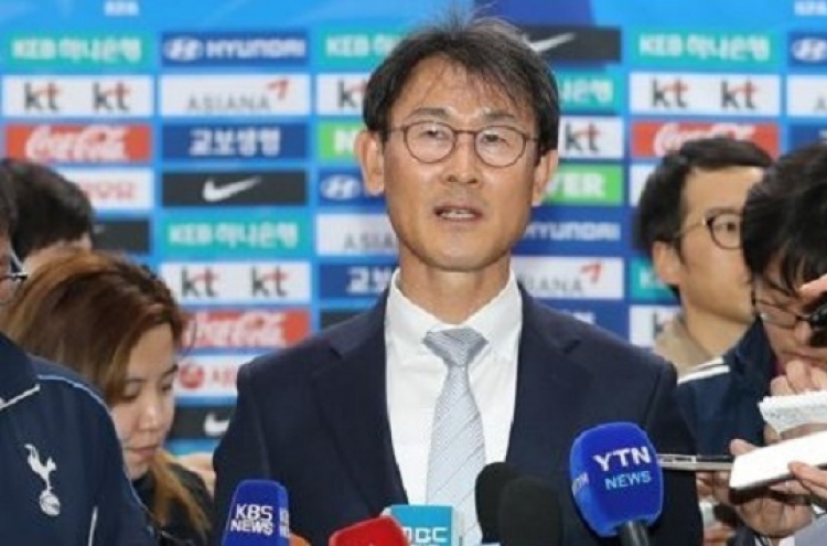 Korea women's football coach signs 2-year contract extension