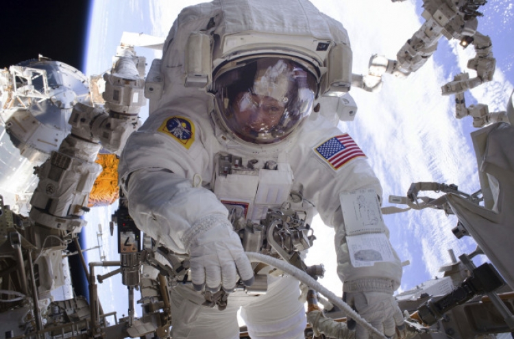NASA's space champ returns to Earth, logs 665 days aloft