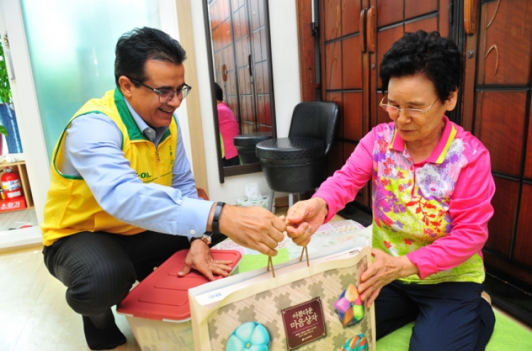 S-Oil CEO delivers Chuseok holiday gifts to neighbors