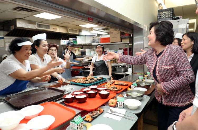 First lady serves homemade dish to Korean-American elders